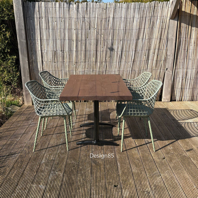 Rechthoekige horeca tafel met houten blad en stalen onderstel op terras in de tuin