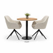 Ronde horeca tafel met havanna houten blad en zwart stalen voet, stijlvolle bistrotafel met gestoffeerde stoelen