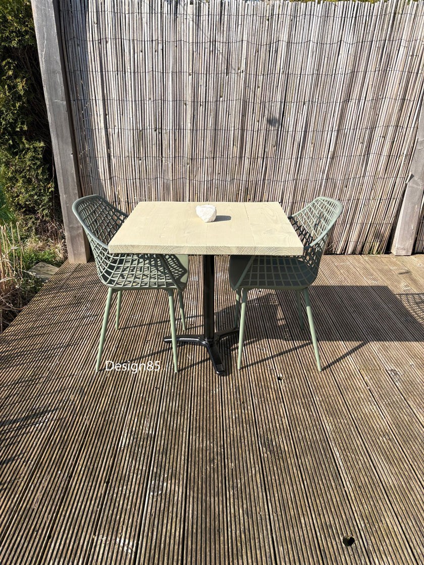 Moderne bartafel van douglas hout in de tuin met groene stoelen, perfect voor een gezellige borrelplek.