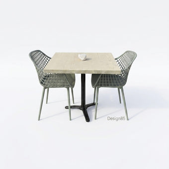 Bartafel met zwart metalen onderstel en rijk lichter douglas blad, gecombineerd met groene kuipstoelen.