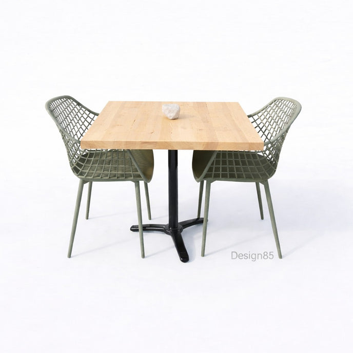 Bartafel met zwart metalen onderstel en blad van onbehandeld douglas hout, gecombineerd met groene kuipstoelen.