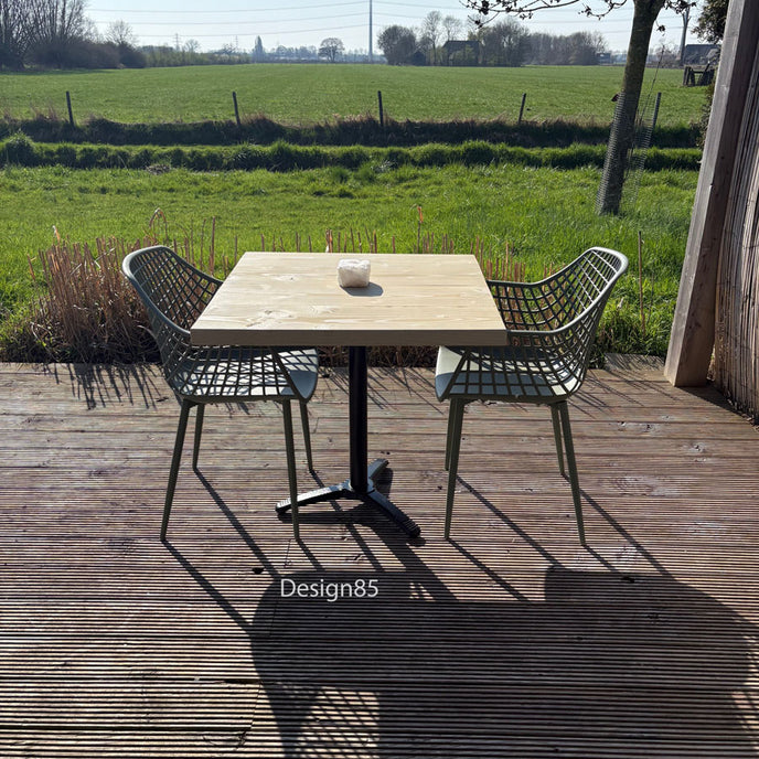 Sfeervolle bartafel van douglas hout in een groene tuin met moderne tuinstoelen en zomerse uitstraling