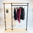 Industrieel kledingrek met houten planken, kledingstang en robuust zwart steigerbuis frame