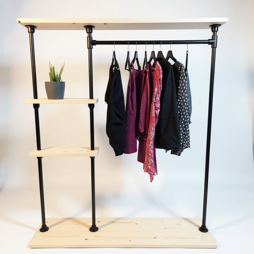 Industrieel kledingrek met houten planken, kledingstang en robuust zwart steigerbuis frame