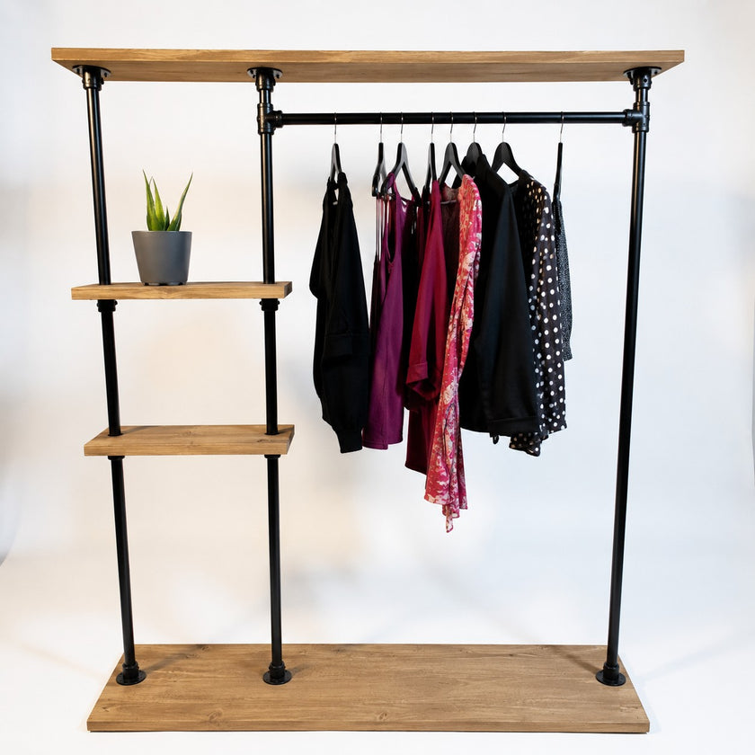 Houten kledingrek Chic met open opbergplanken en zwarte metalen buizen voor slaapkamer of hal