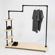 Houten kledingrek met legplanken en zwart metalen frame voor slaapkamer of winkelruimte