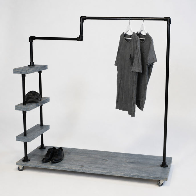 Robuust houten kledingrek met metalen frame en legplanken voor kleding en schoenen op witte achtergrond