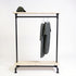 Houten kledingrek Energiek met witte wax afwerking op vurenhout en industrieel buizenframe