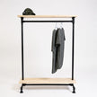 Houten kledingrek Energiek met onbehandeld vurenhout en zwart metalen frame, natuurlijke uitstraling