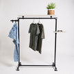 Houten kledingrek Levend van vurenhout met legplank in witte wax en robuust metalen frame