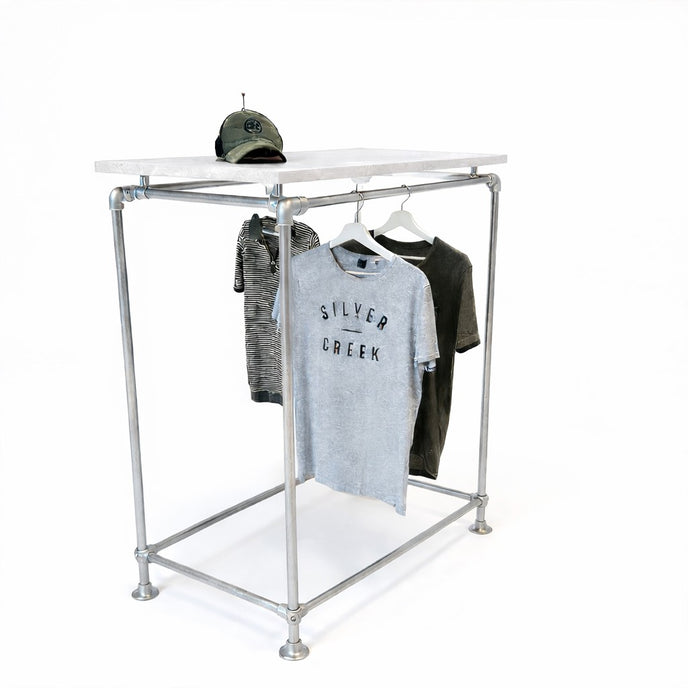 Modern kledingrek met stevig houten blad en metalen frame voor kleding en accessoires