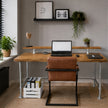 industrieel bureau droom in een werkkamer met een blad van vurenhout in de kleur bruin