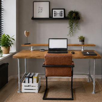 industrieel bureau droom in een werkkamer met een blad van vurenhout in de kleur bruin