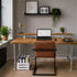 industrieel bureau droom in een werkkamer met een blad van vurenhout in de kleur bruin
