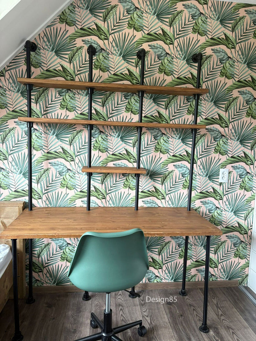 industrieel bureau gaaf behandeld met bruine wax en een muur van bloementjes.