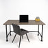 Industrieel bureau kantoor met bureaublad in bruin eiken houtlook en zwart stalen buizenframe.