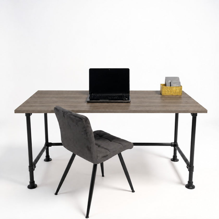Industrieel bureau kantoor met bureaublad in bruin eiken houtlook en zwart stalen buizenframe.