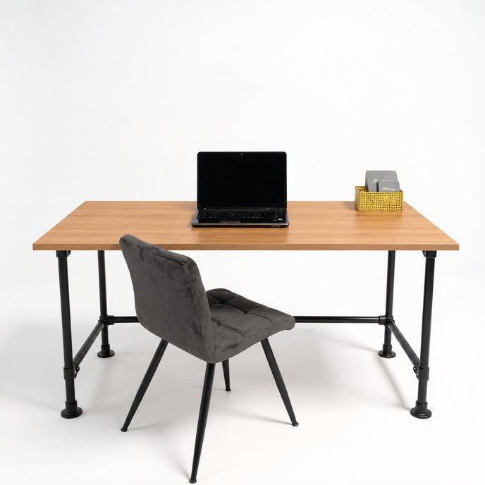Industrieel bureau kantoor met bureaublad in Havana houtlook en zwart stalen buizenframe.