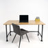 Industrieel bureau kantoor met bureaublad in robuust eiken houtlook en zwart stalen buizenframe.