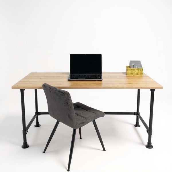 Industrieel bureau kantoor met bureaublad in robuust eiken houtlook en zwart stalen buizenframe.