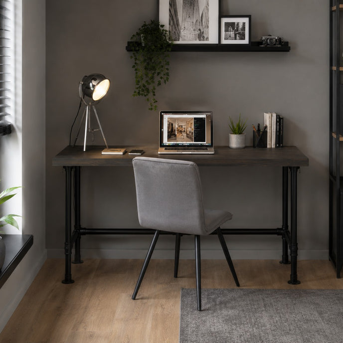 industrieel bureau klasse in een mooie donkere werkkamer. 