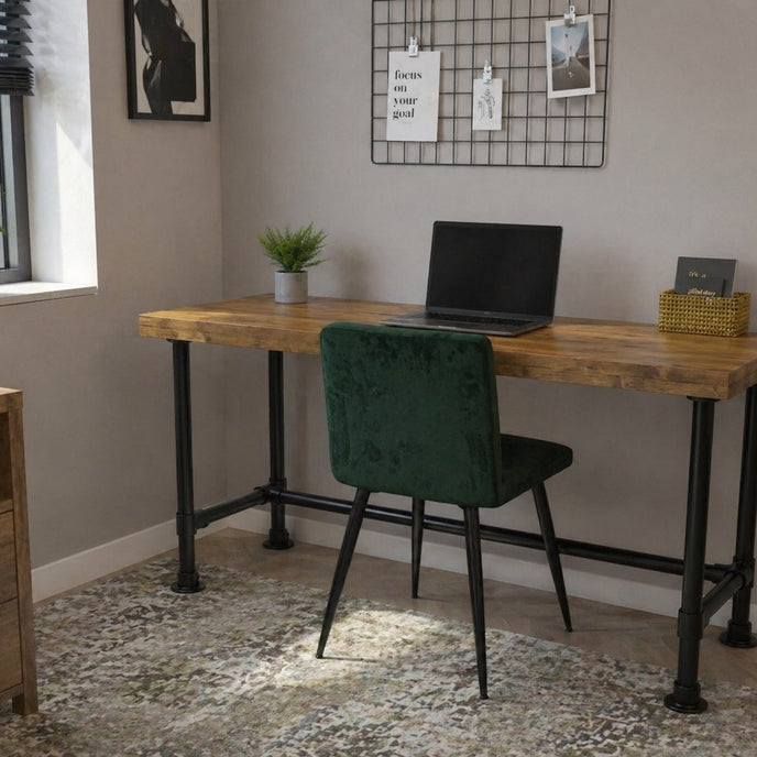 Industrieel bureau Lees van massief hout met zwart metalen buisframe, ingericht in een stijlvolle thuiswerkplek met groene stoel, laptop en daglicht