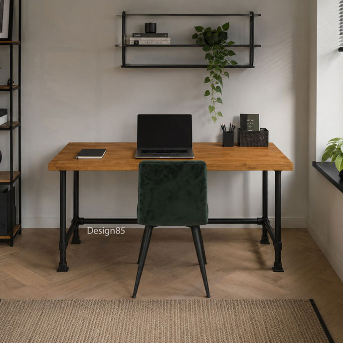 industrieel bureau vierkant in een moderne werkkamer. Vurenhouten blad in de kleur bruin en een onderstel van vierkante kokers
