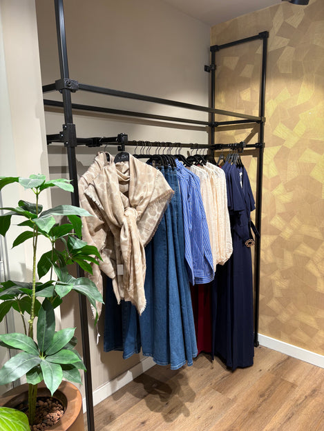 industrieel kledingrek vierkante kokers in een kleding winkel met vrouwen kleding6