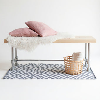 Industriële bank met stalen buispoten en houten blad op witte achtergrond