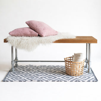 Industriële zitbank met metalen buisframe en massief houten blad productfoto op witte achtergrond