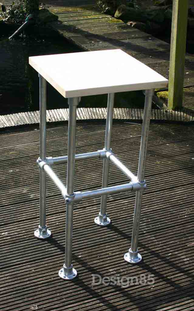 industriele barkruk buiten op de vlonder in de tuin