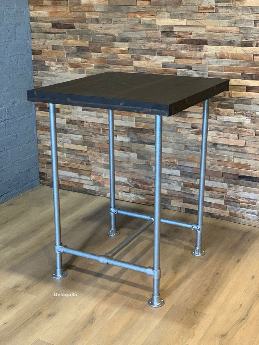 Bartafel industrieel design met metalen frame en twee leren barkrukken in interieur setting