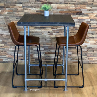 Industriële bartafel van hout en steigerbuizen met twee barkrukken in moderne eetruimte