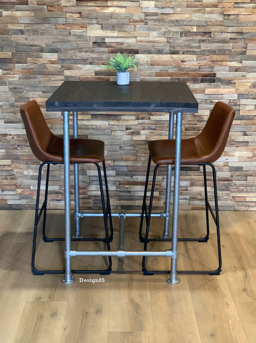 Industriële bartafel van hout en steigerbuizen met twee barkrukken in moderne eetruimte