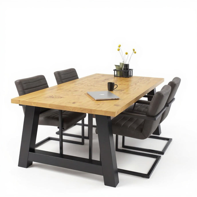 Eiken eettafel Bos in naturel afwerking met stoer industrieel stalen onderstel