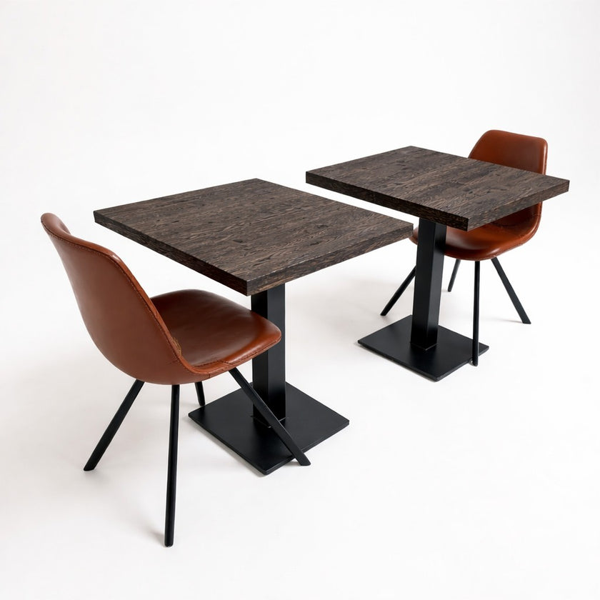 Set van twee eiken tafels met stalen onderstel en cognac stoelen op witte achtergrond