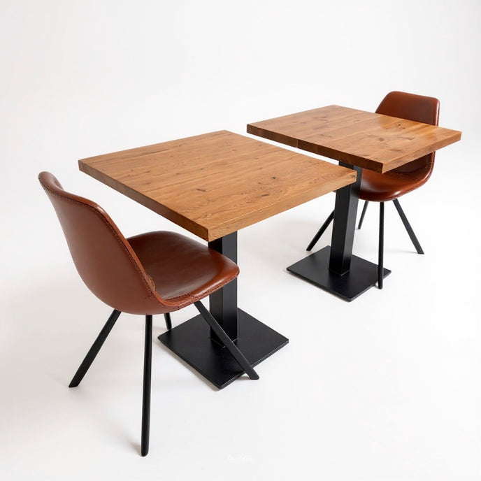 Industriële tafels met eiken bladen en zwart metalen onderstel op witte achtergrond