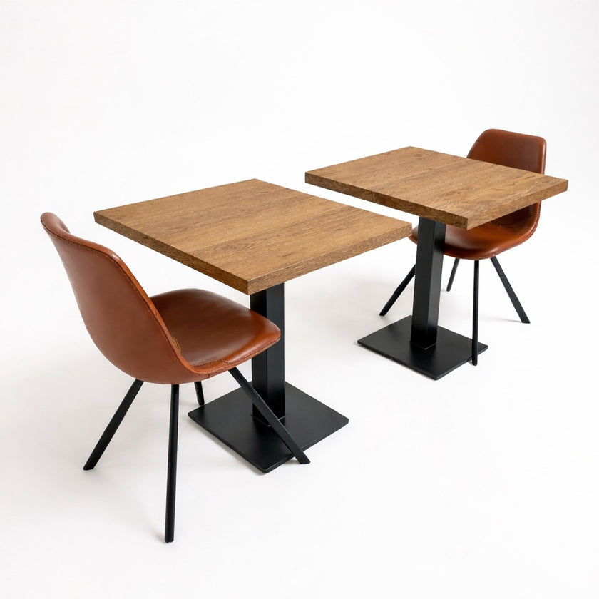 Moderne eiken tafels met zwart metalen voet en leren stoelen in minimalistische setting