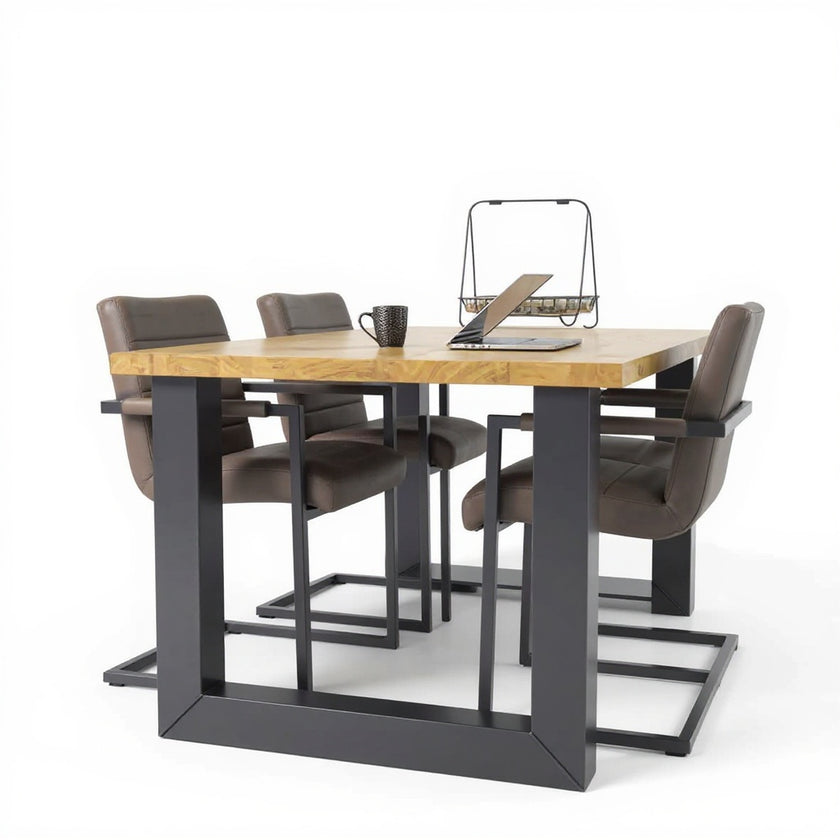 Industriële eiken eettafel Regen naturel met zwart stalen U-poten en vier stoelen