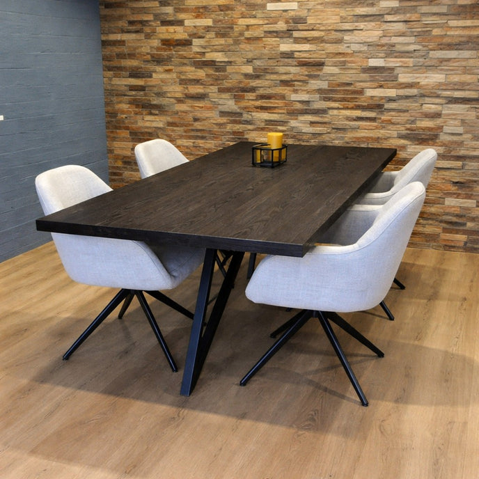 Industriële eettafel met licht eiken blad en zwart metalen onderstel