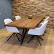 Industriële eettafel met naturel eiken blad en moderne eetkamerstoelen
