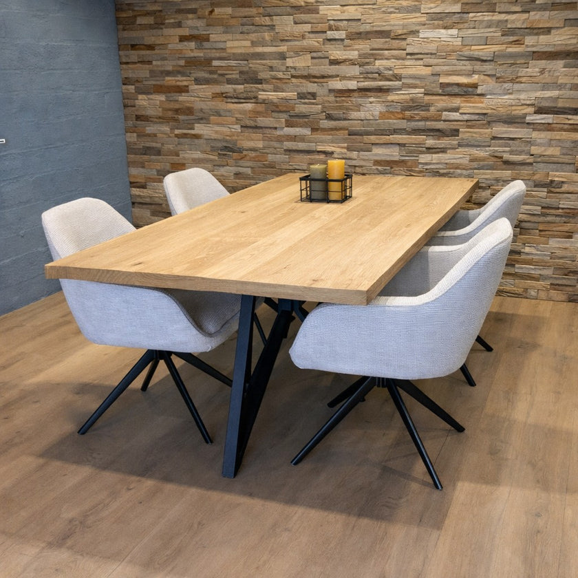 Eiken eettafel in lichte kleur met stalen poten in modern interieur