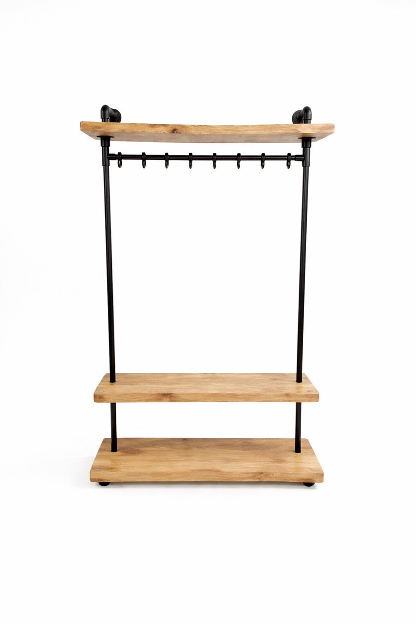 Industriële kapstok met drie boomstam planken en metalen ophangstang op witte achtergrond