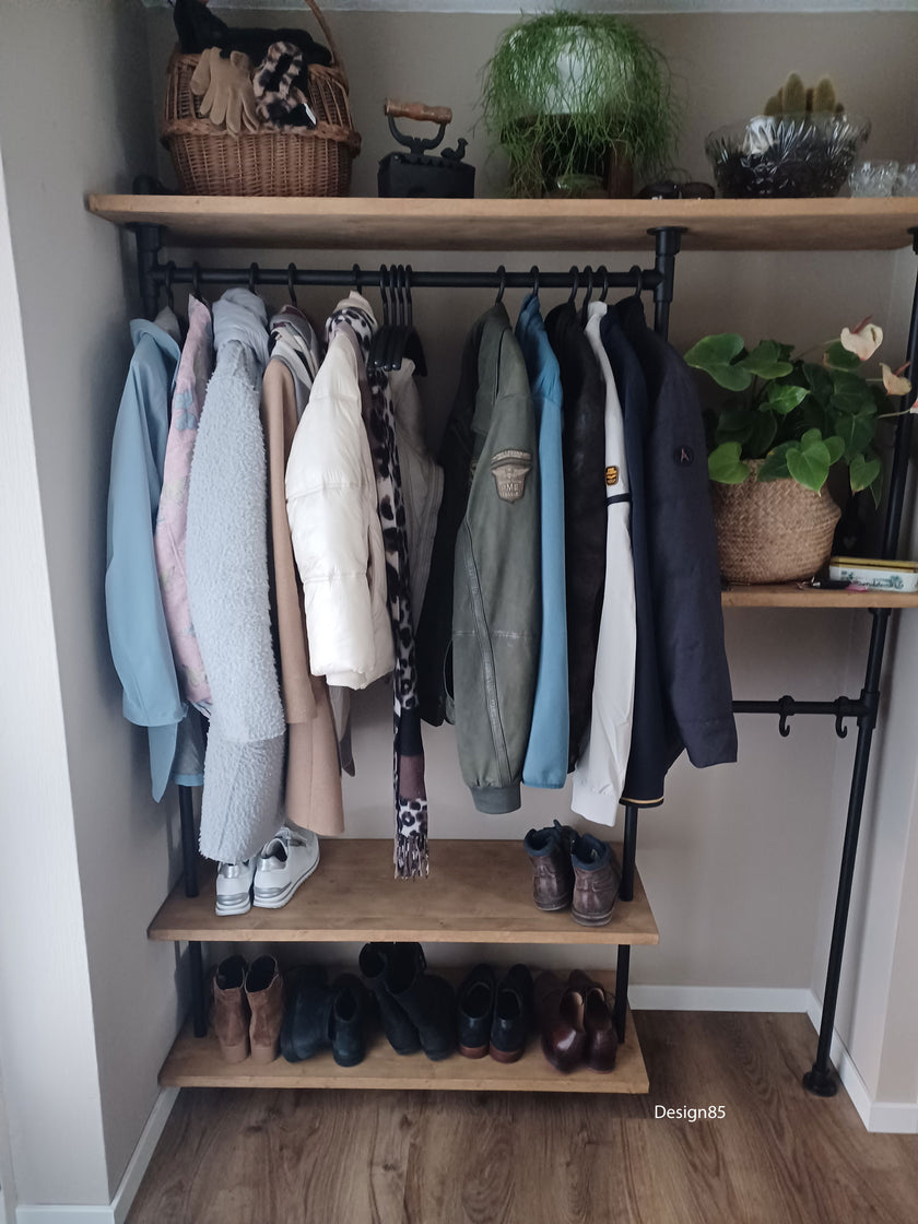 industriele kapstok parade met jassen en schoenenplank.