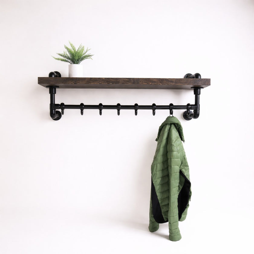Kapstok industrieel met massief boomstam plank en stalen buizen