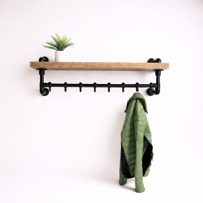 Wandkapstok met robuuste boomstam legplank en zwarte kapstokhaken