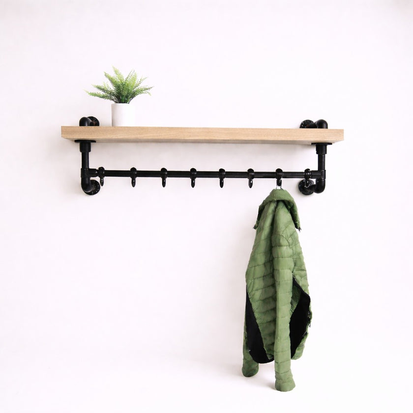 Industriële kapstok met natuurlijke boomstam plank en metalen frame