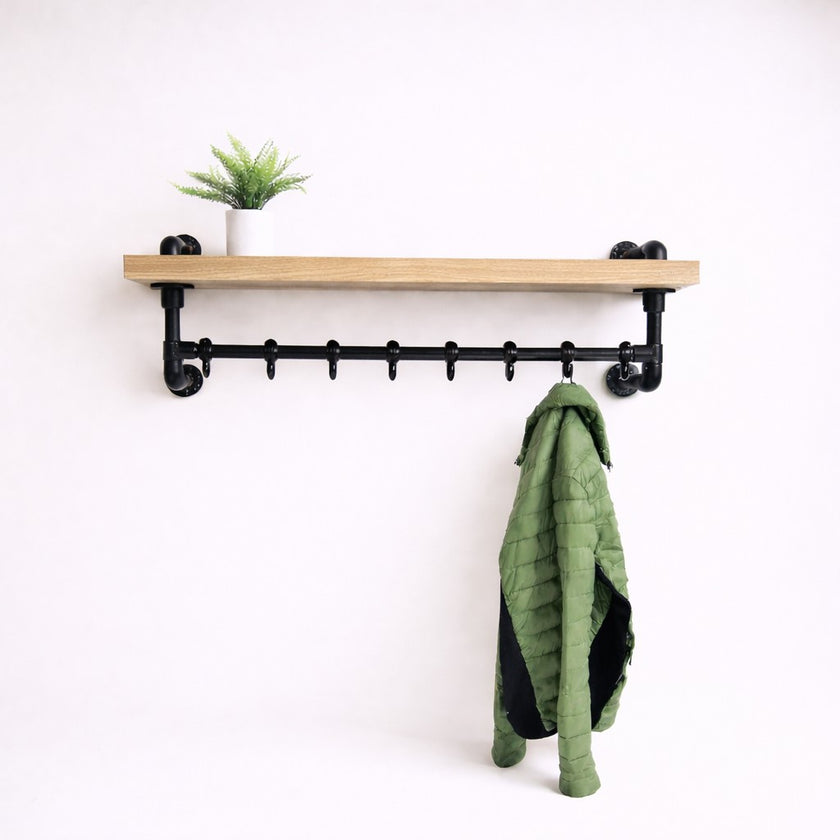 Kapstok met boomstam legplank en industrieel design op witte achtergrond