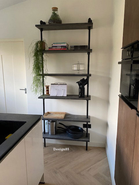 Industriële kast Madrid van Design85 met zwarte houten planken en metalen frame in sfeervolle keuken