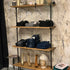 Industriële wandkast met bruine  houtlook planken en zwart metalen buizenframe van Design85